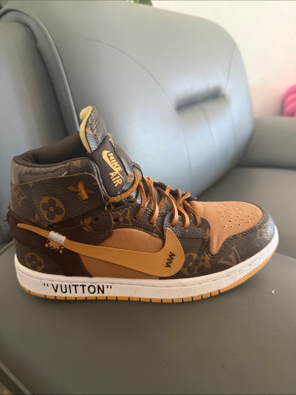 Jordan  LV High-Top Sneaker with Brown logo 7,5  great condition!
